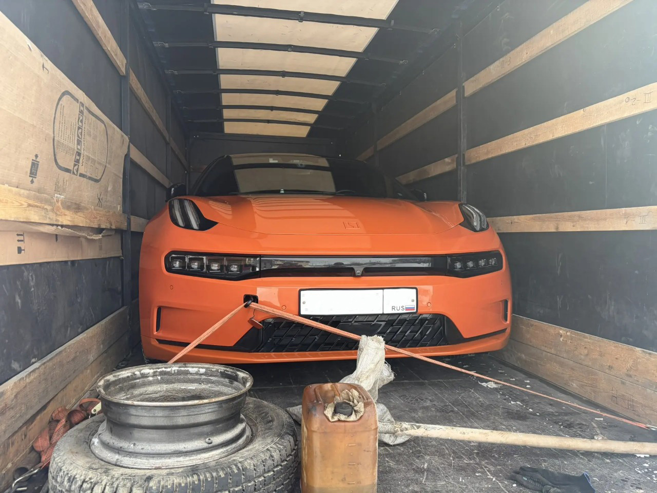 Перевозка автомобиля в кузове грузовика — Магистраль