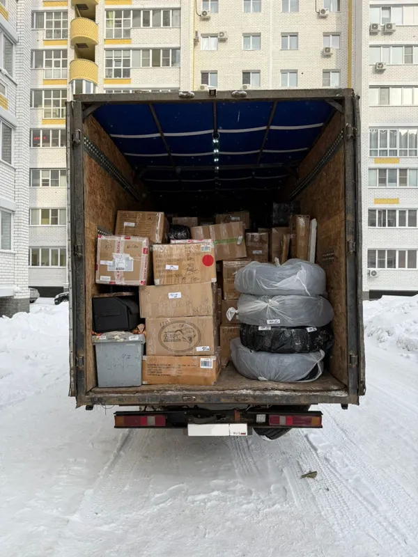 Грузовик с вещами клиента перед отправкой в другой город