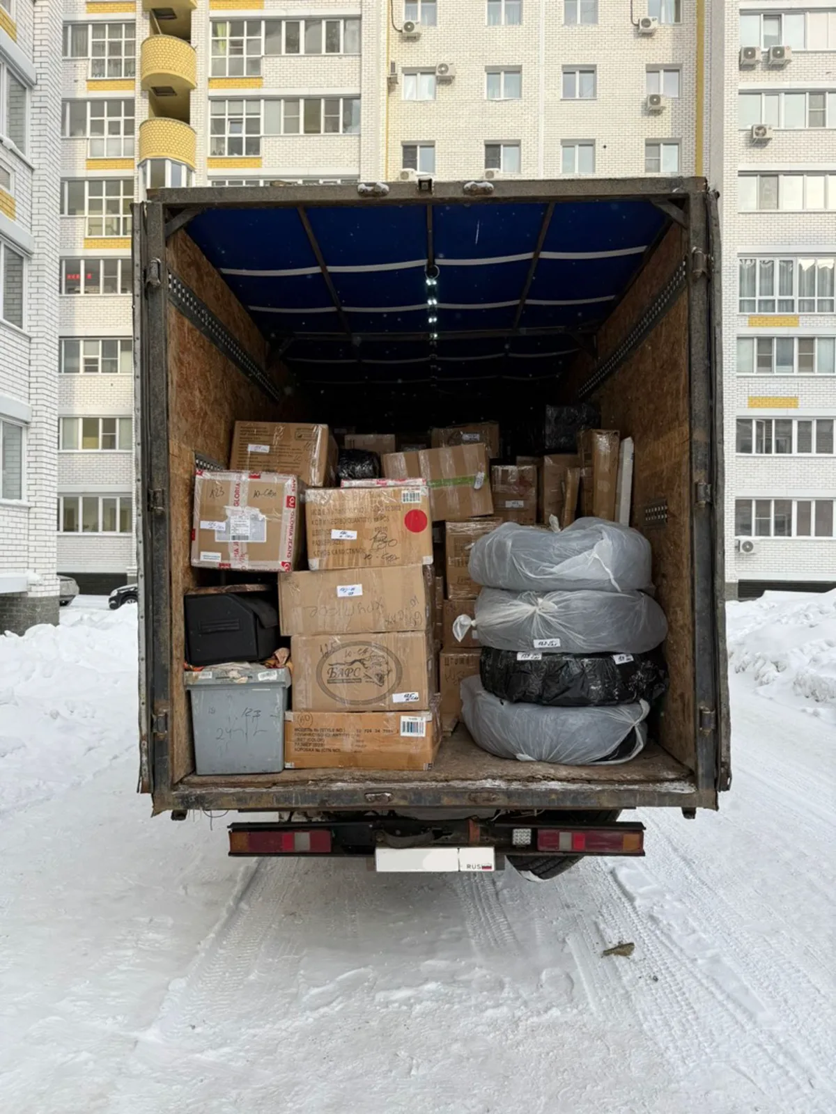 Грузовик с вещами клиента перед отправкой в другой город