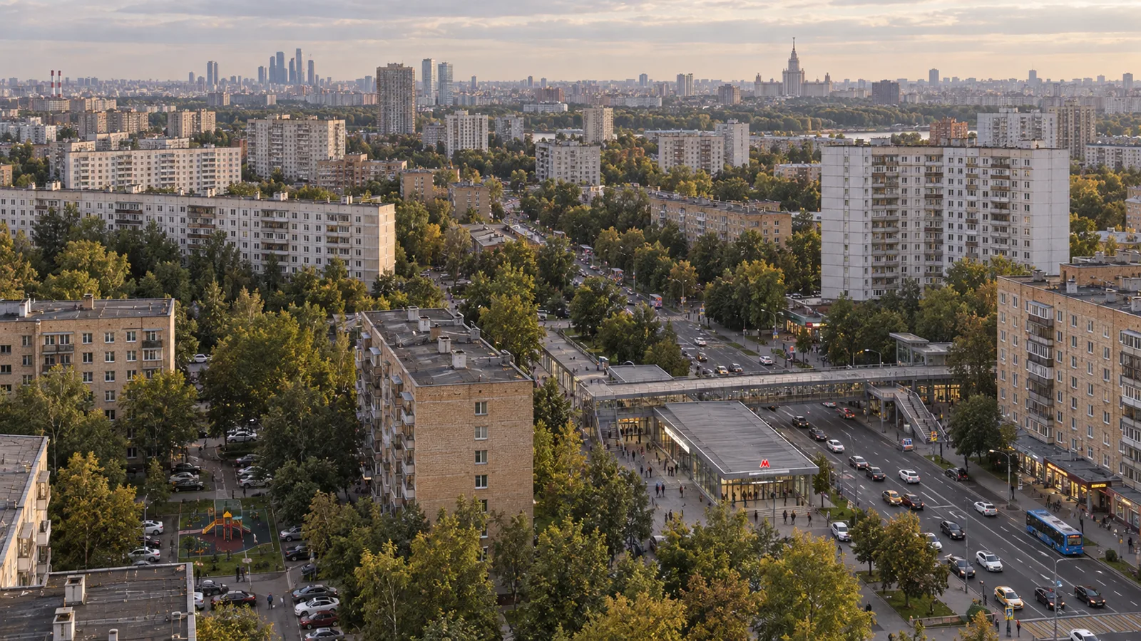 Жилой район Москвы у станции метро